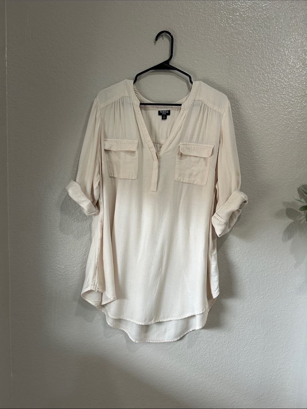 torrid Women’s Cream Split-Neck Roll Tab Tunic Sz 2X Casual Summer Vacation Chic